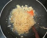 Foto langkah ke 4 dari resep Bihun Goreng Favorit Suami.