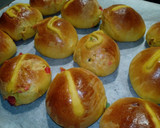 Foto del paso 5 de la receta: Bollitos de cúrcuma y mandarina con frutas confitadas