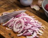 Foto del passaggio 2 della ricetta Insalata di cetrioli e cipolle alla piemontese