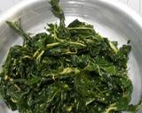 Foto langkah ke 1 dari resep Oseng Daun Pepaya Teri.