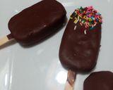 Foto del paso 5 de la receta: Paletas de chocolate rellenas de bizcochuelo