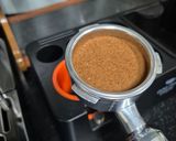 Foto langkah ke 3 dari resep Iced Americano Butterscotch dari Biji Flores Badjawa.