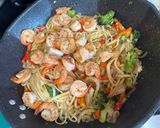 A picture of step 3 of Linguine w/Shrimp and veggies Stir Fry.