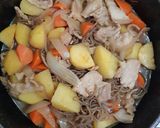 รูปขั้นตอนการทำที่ 3 ของ หมูต้มมันฝรั่งเส้นบุก (肉じゃが)