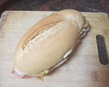 Foto del paso 3 de la receta: Bocadillo de tortilla francesa con zanahoria y jamón serrano
