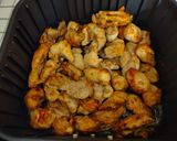 Foto del paso 4 de la receta: Pollo frito y patatas fritas en freidora de aire