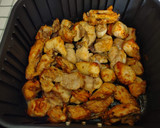 Foto del paso 4 de la receta: Pollo frito y patatas fritas en freidora de aire