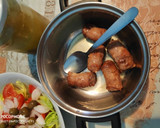 Foto del paso 3 de la receta: Butifarra con patatas, salsa deluxe y ensalada