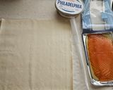Foto del paso 2 de la receta: Hojaldres de salmón ahumado y queso philadelphia
