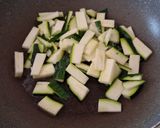 Foto del passaggio 2 della ricetta Pennette Integrali con Zucchine, Zafferano e Curcuma 💚💛