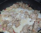 Foto del paso 3 de la receta: Pollo🍗en salsa🥯de queso🧅🫑🧄