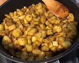 Une image de l'étape 7 de Pommes de terre sautées aux tomates, ail et épices.