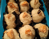 Foto del paso 5 de la receta: Onigiri o bolitas de arroz rellenas