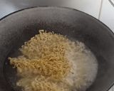 Foto langkah ke 3 dari resep Mie Telur Ayam Tumis Sederhana.