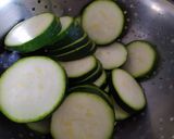 Une image de l'étape 1 de Gratin de courgettes au chèvre.
