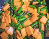 Foto del paso 1 de la receta: Tortilla de espárragos, ajos tiernos y calabaza