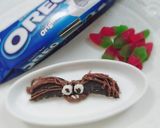 A picture of step 4 of Bat chocolate oreo.