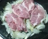 Foto del paso 2 de la receta: Bondiola al vino blanco y ajo y una guarnición de arroz especias
