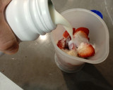 Foto del paso 3 de la receta: Vasitos de yogur y fresas