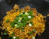 Foto langkah ke 6 dari resep Mie Goreng Pedas.