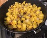 Une image de l'étape 8 de Pommes de terre sautées tomates, oignons et marinade.