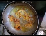 A picture of step 3 of Onion Pakoda.