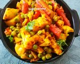 गोभी आलू मटर गाजर की सब्जी (Gobhi Aaloo matar Gajar ki sabzi recipe in hindi) रेसिपी चरण 7 फोटो