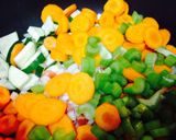 Foto del paso 1 de la receta: Sopa Rápida De vegetales y Pollo