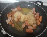 Foto del paso 2 de la receta: Arroz con salchichas rojas y mini hamburguesas