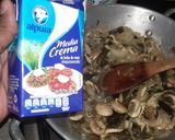 Foto del paso 4 de la receta: Raja de chile poblano con champiñobes,cebolla y pollo a la crema