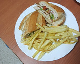 Foto del paso 5 de la receta: Bocadillo de pechuga, lechuga y queso con papas fritas