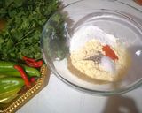 A picture of step 1 of Chicken Pakoray.