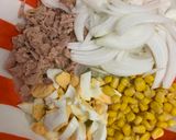 Foto del paso 3 de la receta Ensalada fresca con salsa yogur de pepinillos casera
