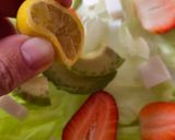 Foto del paso 5 de la receta: Ensalada de palta, frutillas y queso Feta sobre colchón de lechuga 🥗