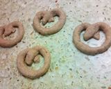 Foto del paso 4 de la receta: Pretzel de queso y romero🧀🍃