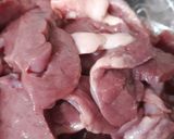 Hình bước làm 1 của món Tim cật xào bông hẹ
