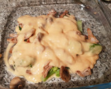 Foto del paso 5 de la receta: Brócoli gratinado con lomo de cerdo y champiñones con bechamel de tomate