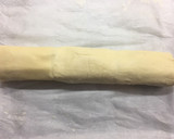 Foto del paso 3 de la receta: Piruletas 🍭 de hojaldre (de lomo🐷y queso 🧀)