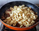 Foto del passaggio 7 della ricetta Orecchiette con cozze, zucchine, fiori di zucchine e pomodori