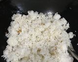 Foto langkah ke 2 dari resep Egg fried rice.