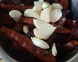 A picture of step 2 of Rajasthani lasun chutney.