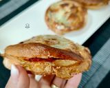 Foto del paso 5 de la receta: Ensaimada rellena de sobrasada gratinada con queso roquefort a la miel