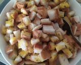 Hình bước làm 2 của món Croutons (bánh mì giòn ăn với salad hoặc súp)
