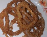 A picture of step 4 of Stuffed chicken with macaroni and onion rings.