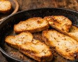 Foto del passaggio 4 della ricetta Uova sfiziose in padella con cipolla caramellata e crostini