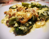 Foto del paso 7 de la receta: Brócoli gratinado con lomo de cerdo y champiñones con bechamel de tomate
