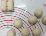 Hình bước làm 6 của món Doughnut Xúc Xích