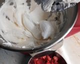 Sütés nélküli epres-kekszes gluténmentesen 🍓🍓 recept fázis 2 fotója