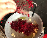 Foto del paso 2 de la receta: Espaguetis pintados de rosa con verduras de colores 🌱vegano