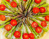 Foto del paso 5 de la receta: Como una pizza, tarta de espárragos, burrata y tomates